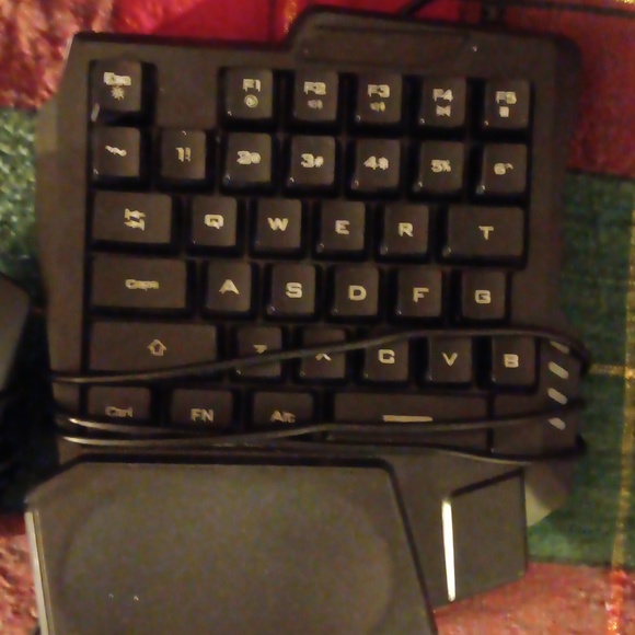 Nwot vibe gaming led one handed mini keyboard and dell mouse - Picture 2 of 3
